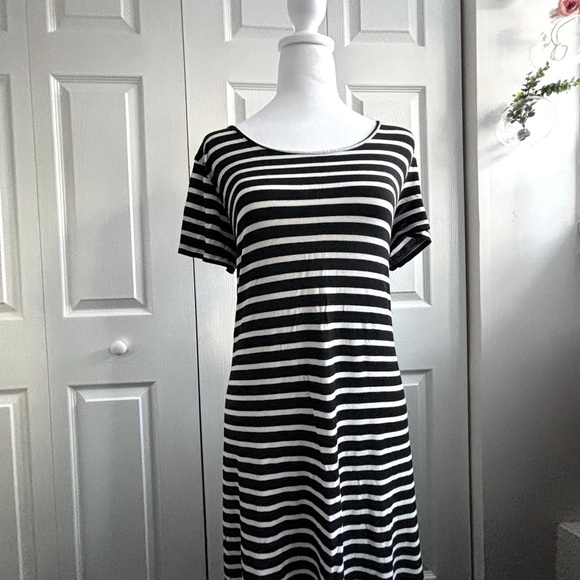 Nordstrom Black and White T-Shirt Dress with Short Raglan Sleeves and Scoop Neck - Picture 3 of 5